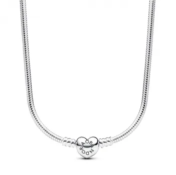 Pandora Moments ogrlica od lanca sa  zmijskom teksturom  i  kopčom u obliku srca 