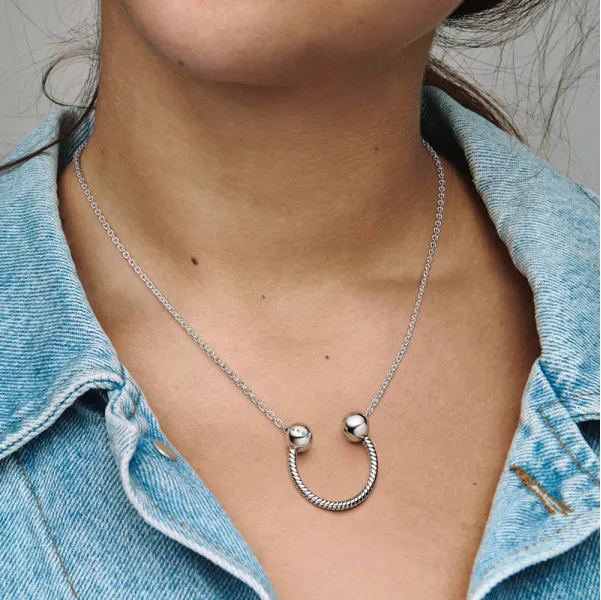 Ogrlica od čistog srebra sa teksturom „zmijskog“ lanca  i privjeskom u obliku potkovice 