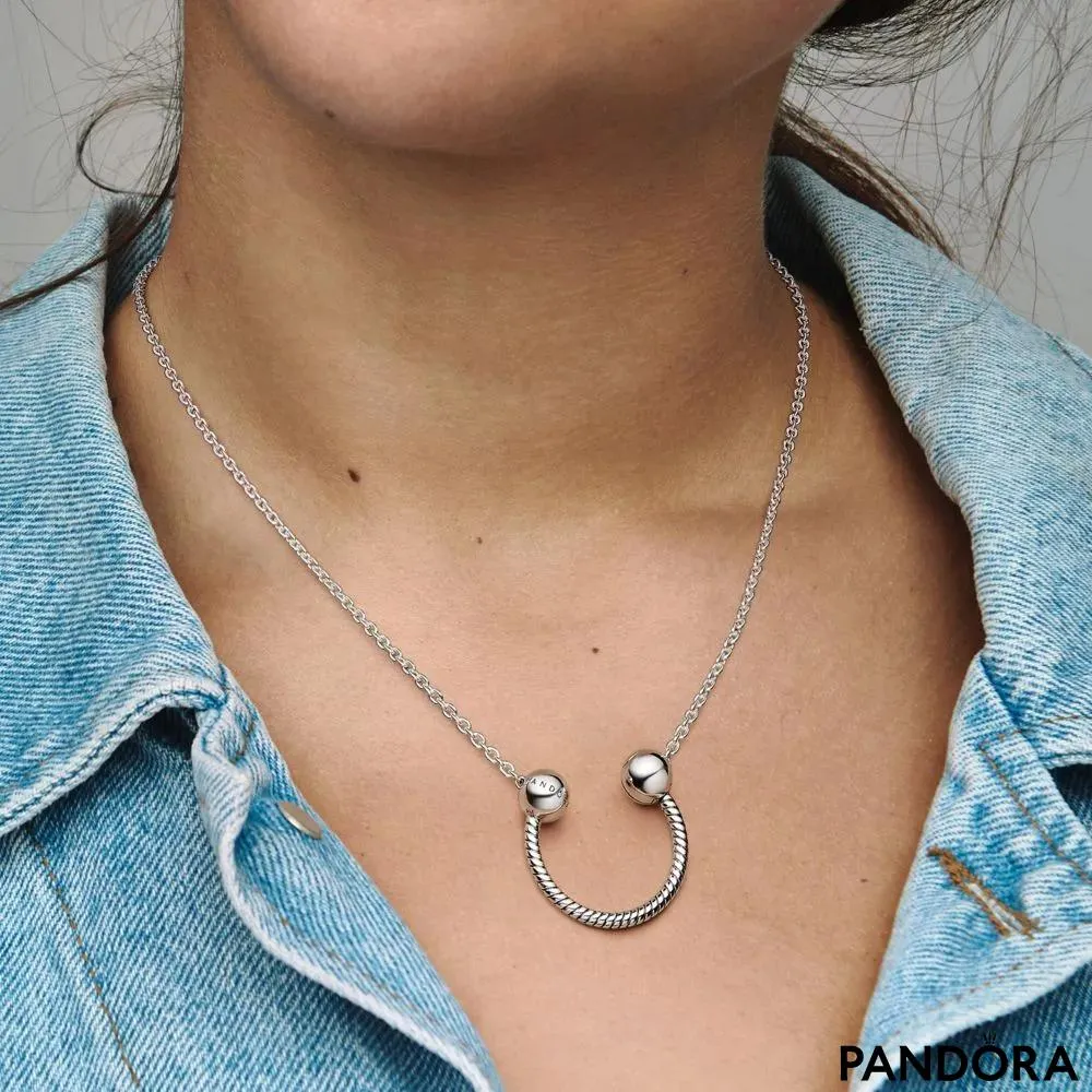 Ogrlica od čistog srebra sa teksturom „zmijskog“ lanca  i privjeskom u obliku potkovice 