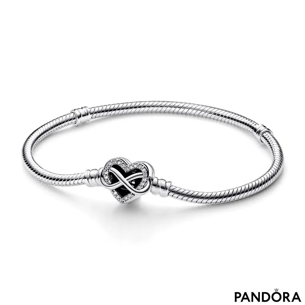 Narukvica Pandora Moments sa „zmijskom“ teksturom lanca i svjetlucavom kopčom u obliku srca sa simbolom za beskonačnost 