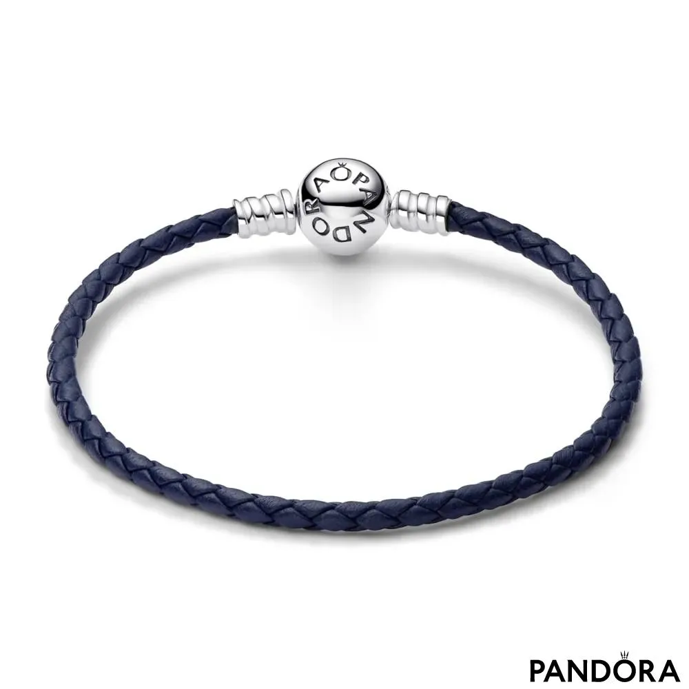 Upletena kožna Pandora Moments narukvica u plavoj boji sa okruglom kopčom 