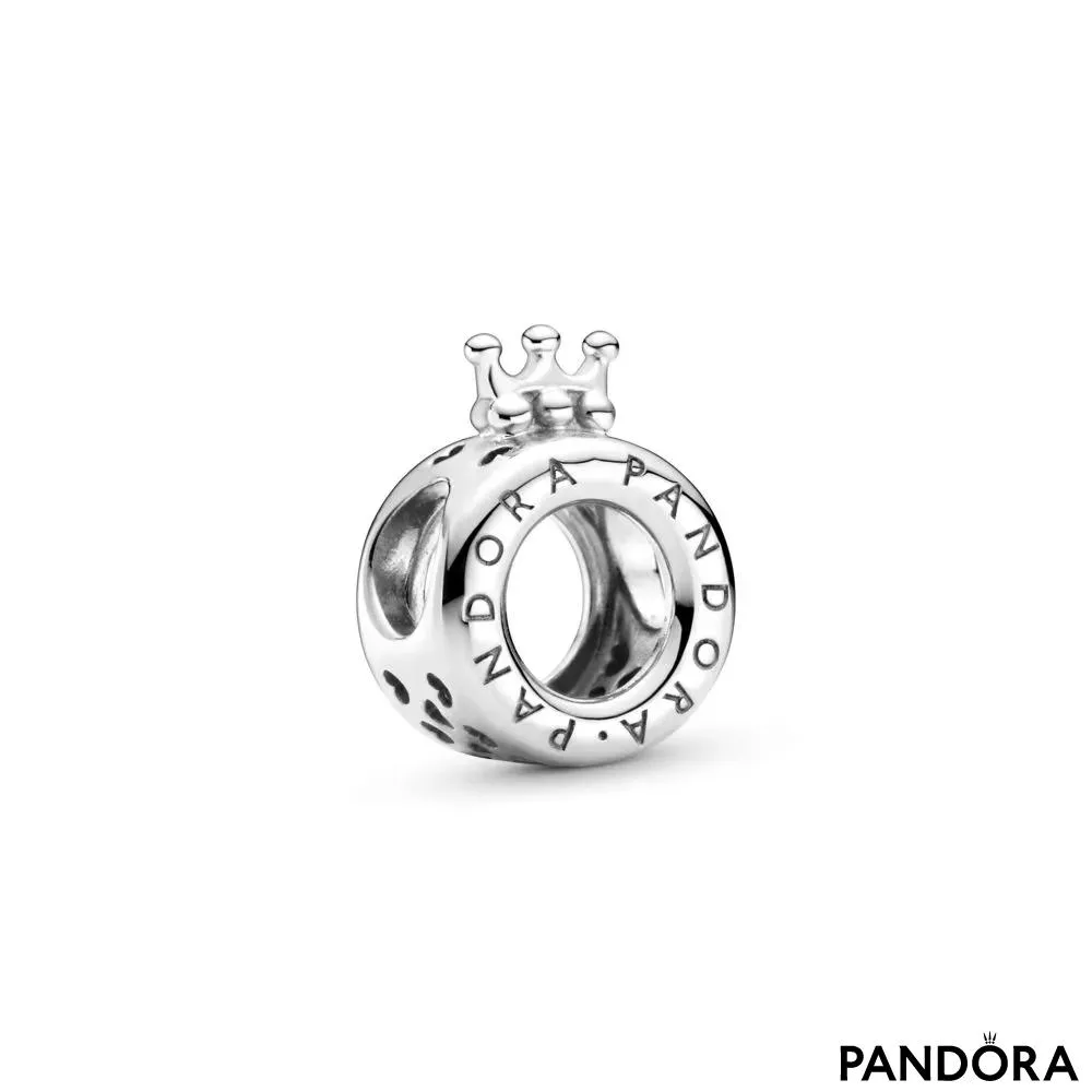 Privjesak s logom Pandora i okrunjenim „O” 